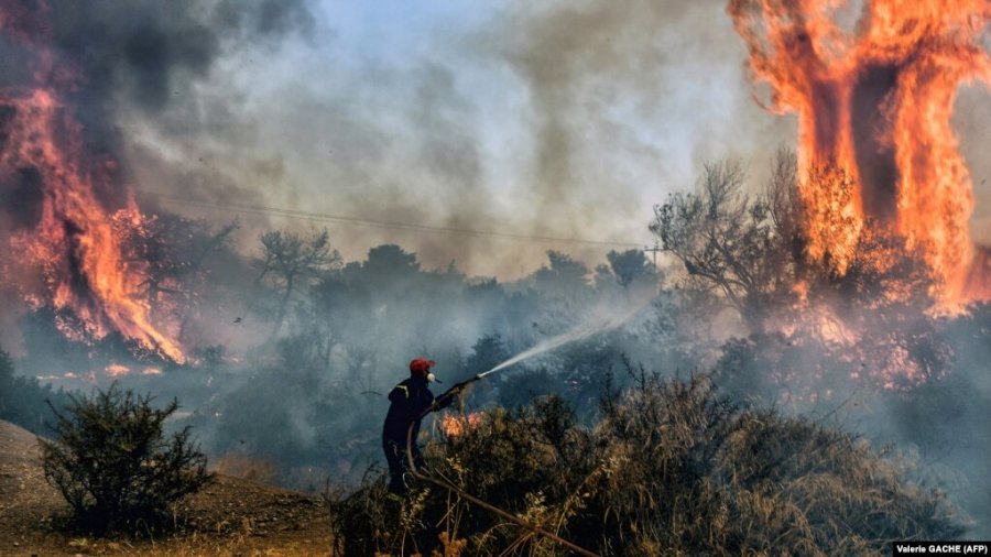Greqia vazhdon përpjekjet për të pestën ditë për të shuar zjarret