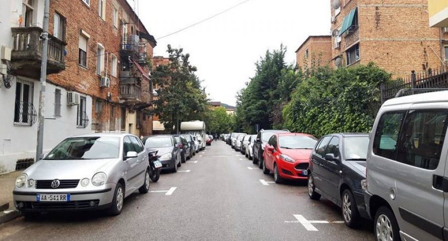 Misioni i pamundur i parkimit në Tiranë: Nxirrni paratë, ja sa kushton çdo zonë