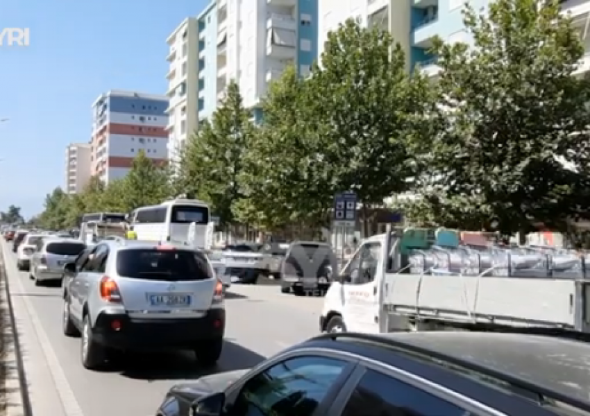 SYRI TV/ Fundjava në Vlorë me dyndje automjetesh, paralizohet qarkullimi në zonat bregdetare
