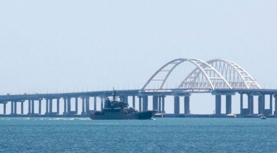 Kievi sulmon rezervuarin e naftës dhe depon e municioneve të ushtrisë ruse, ndërpret trafikun në urë