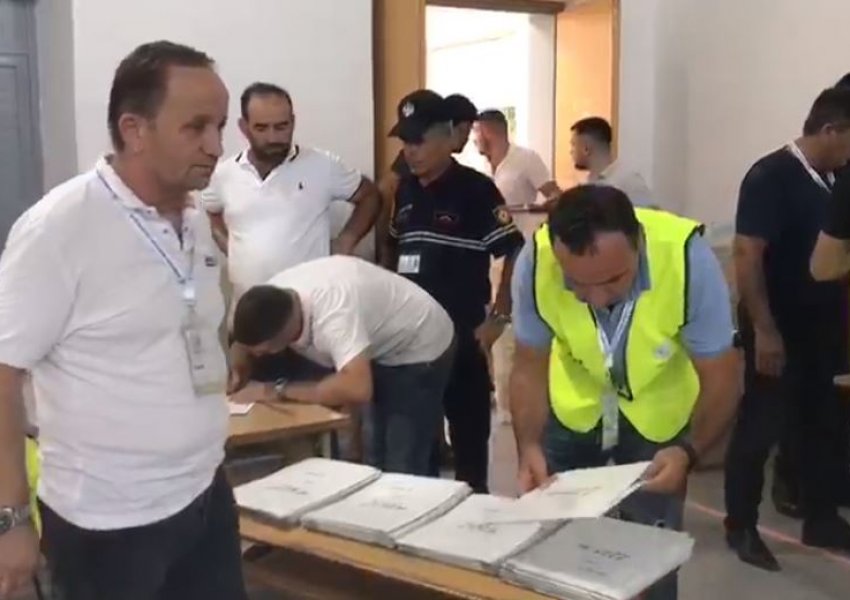 Zgjedhjet për kryebashkiakun e Rrogozhinës, nis procesi i kutive të votimit. Ja kur pritet të fillojë numërimi