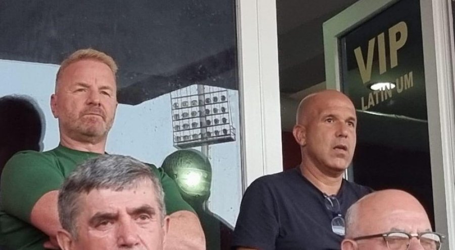 Igli Tare dhe ish-trajneri i Italisë shfaqen në tribunën VIP të stadiumit të Korçës 