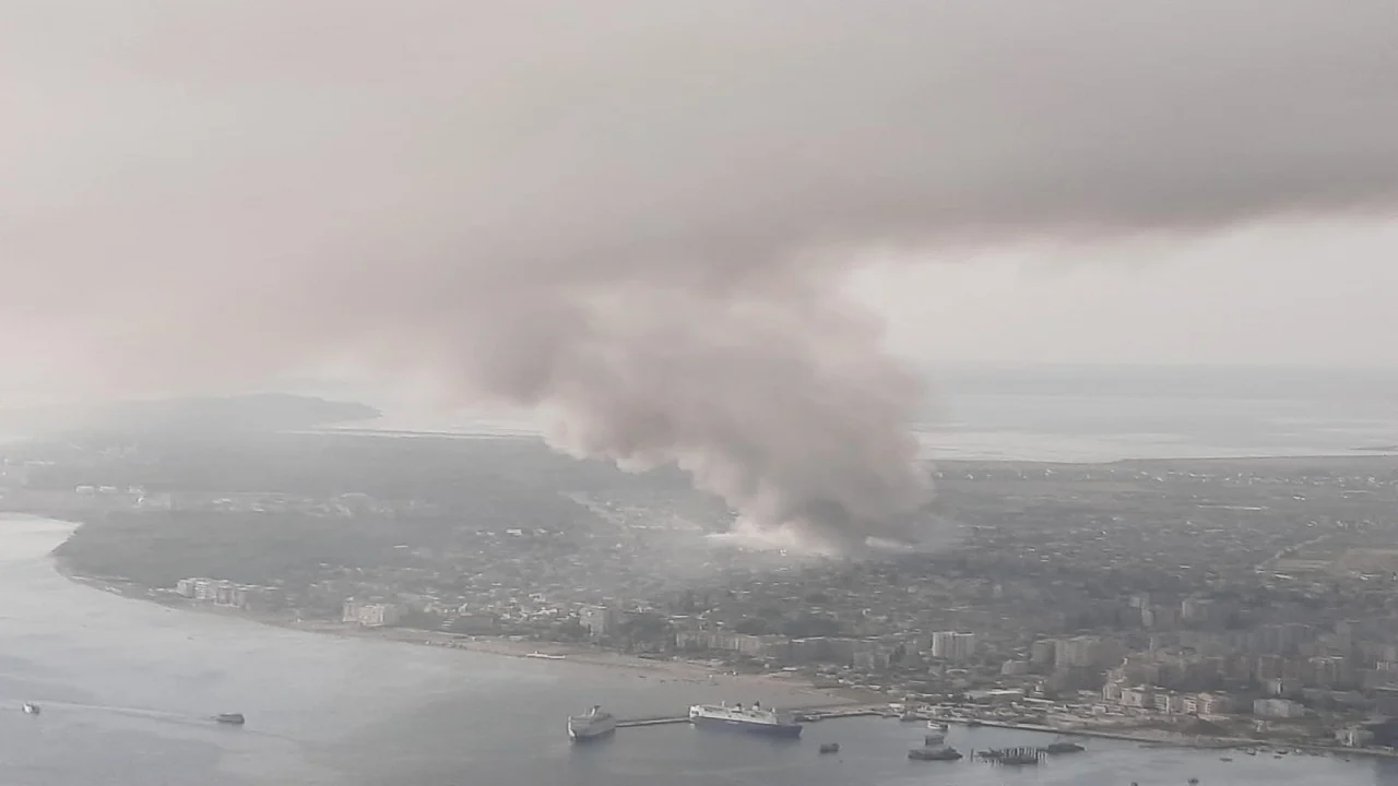 Vlora si 'furrë djegie gëlqereje', qyteti pushtohet nga tymi dhe flakët në mes të sezonit turistik