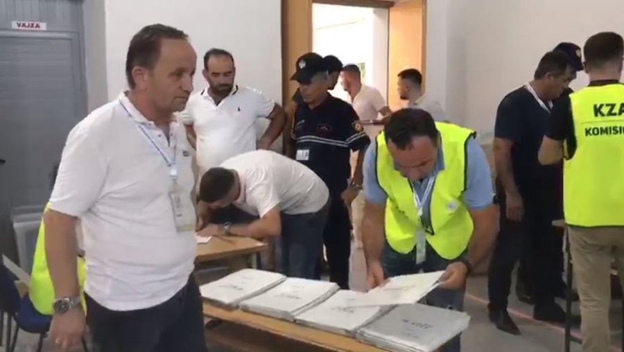 Zgjedhjet për kryebashkiakun e Rrogozhinës, nis procesi i dorëzimit të kutive të votimit. Ja kur pritet të fillojë numërimi