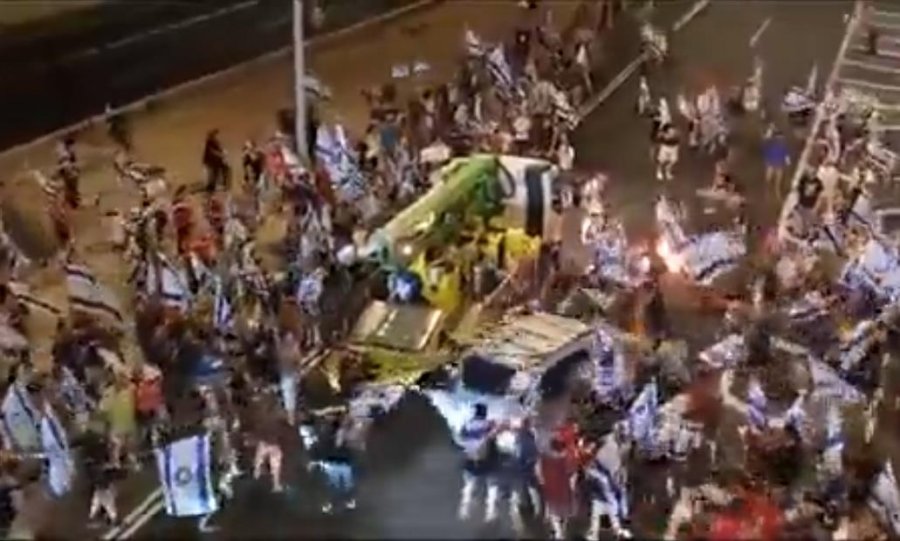VIDEO/ Reforma në drejtësi nxjerr në rrugë izraelitët, makina merr përpara turmën