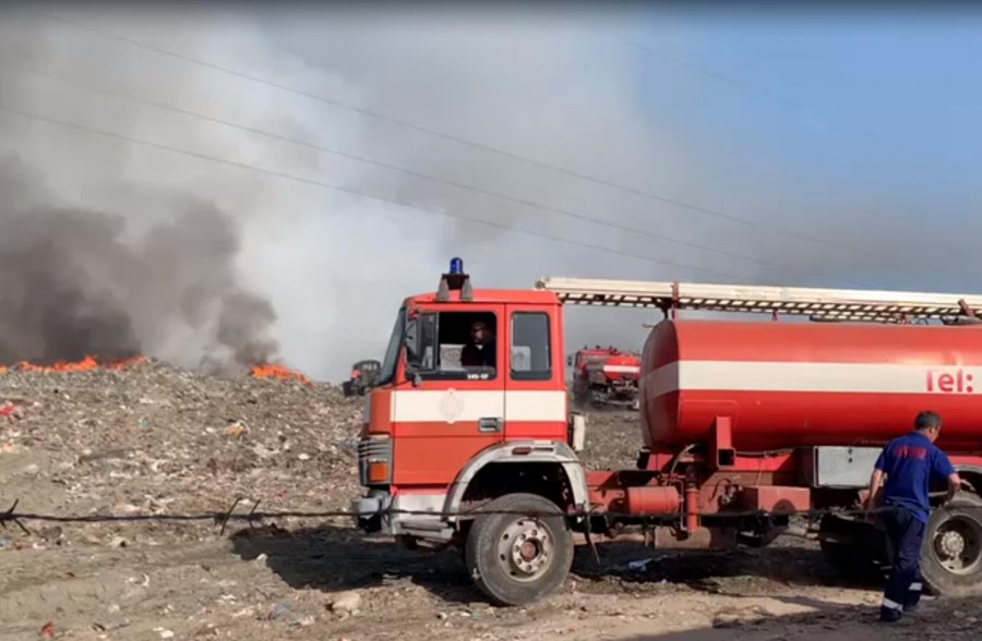 Vlorë, 8 mjete të ushtrisë dhe një helikopter për të shuar zjarret në fushën e mbetjeve