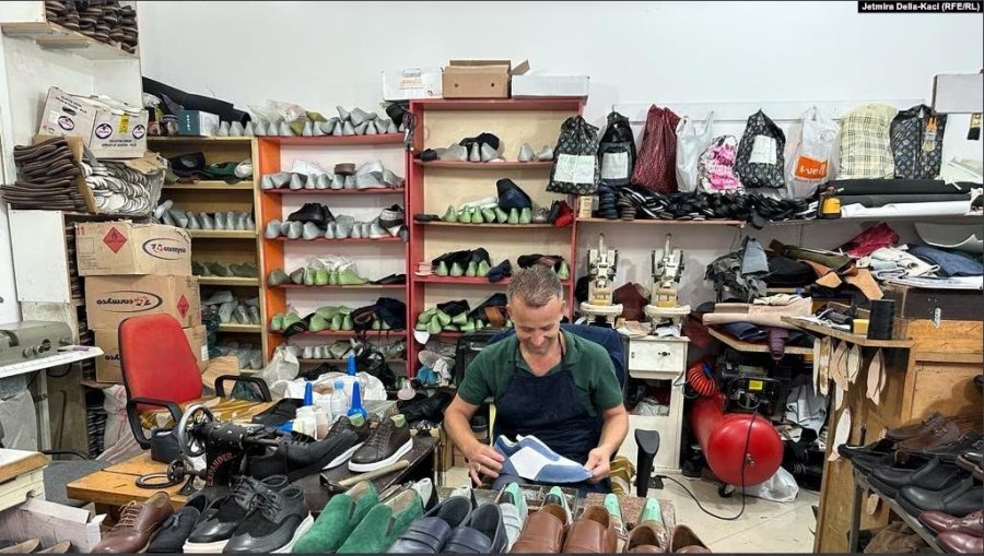 FOTO/ Gjashtë ditë punë për një palë këpucë artizanale