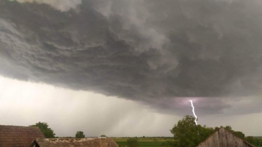 Moti i keq në rajon/ Ngrihet alarmi në Serbi, një stuhi do të godasë vendin