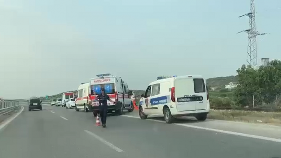 Aksident në aksin Vlorë-Fier! Automjeti përplaset me trafikndarsen dhe bie në kanal