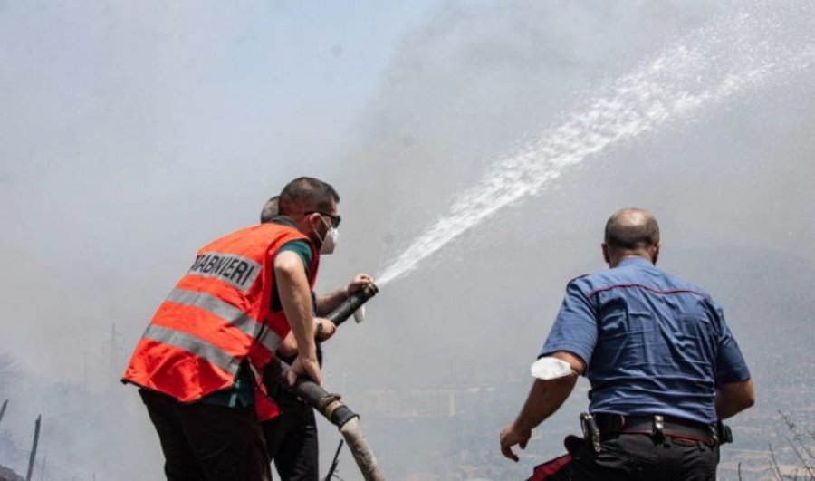 Dy viktima nga zjarret në Siçili, evakuohet spitali në Palermo, zjarrfikës dhe avionë në luftë me flakët    
