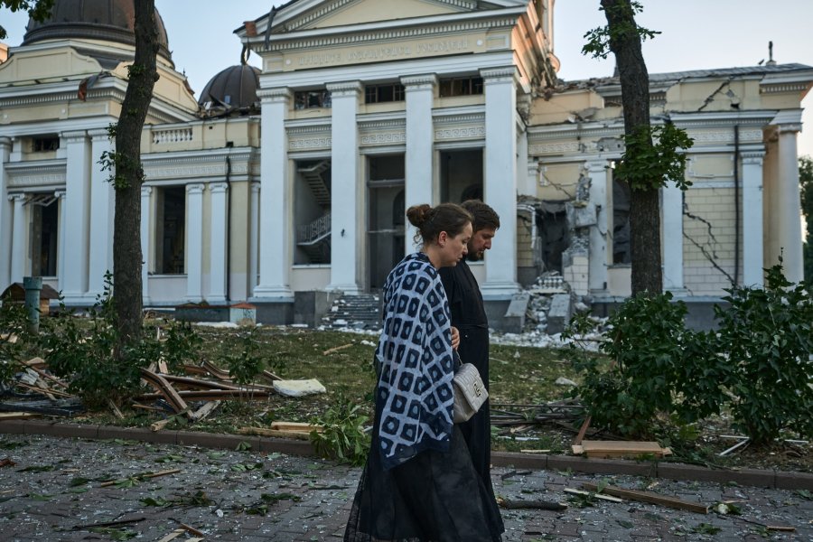 Banorët në Odesa pastrojnë rrënojat pas granatimeve të vazhdueshme ruse