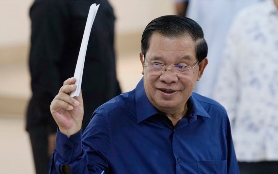 Lideri i Kamboxhias jep dorëheqje pas katër dekadave, ia kalon postin djalit të tij