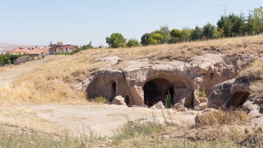 Po kërkonte pulat dhe zbuloi një qytet nëntokësor 2000-vjeçar