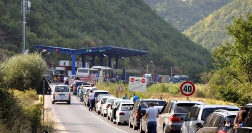 Mbi një orë pritje tek pikat kufitare në Merdarë dhe tek Dheu i Bardhë