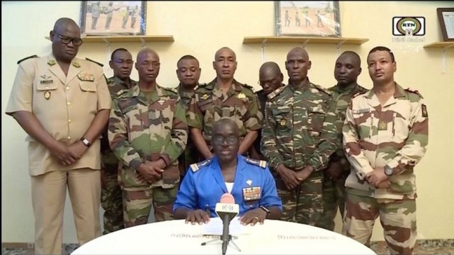 Ushtarët e Nigerit deklarojnë puç ushtarak në televizionin kombëtar