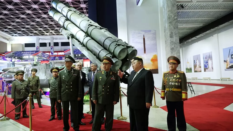 Koreja e Veriut: Kim Jong Un i tregon raketa shefit të mbrojtjes ruse, Shoigu