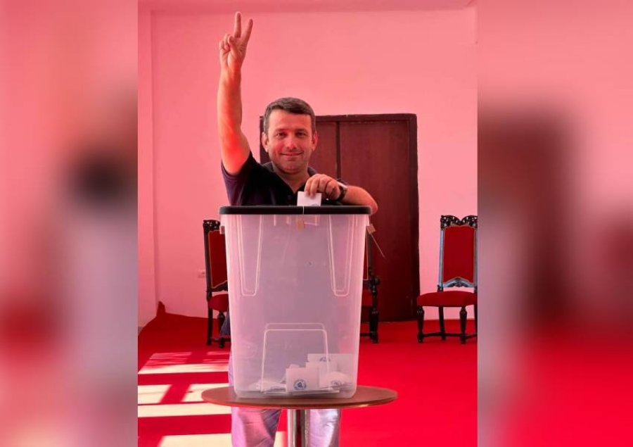 FOTOLAJM/ ‘Shqyhet’ nga votat kutia e Lulzim Bashës në Gjirokastër