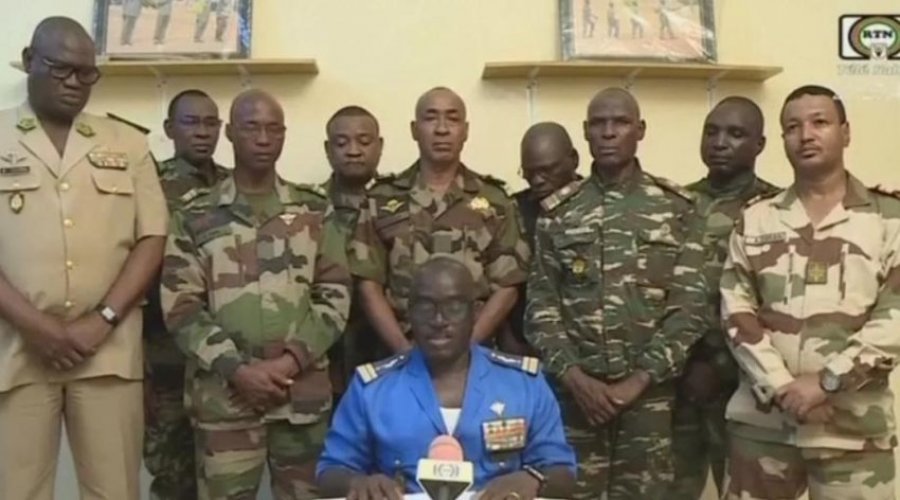 SHBA paralajmëron pezullimin e ndihmës për Nigerin, kërkon lirimin e presidentit