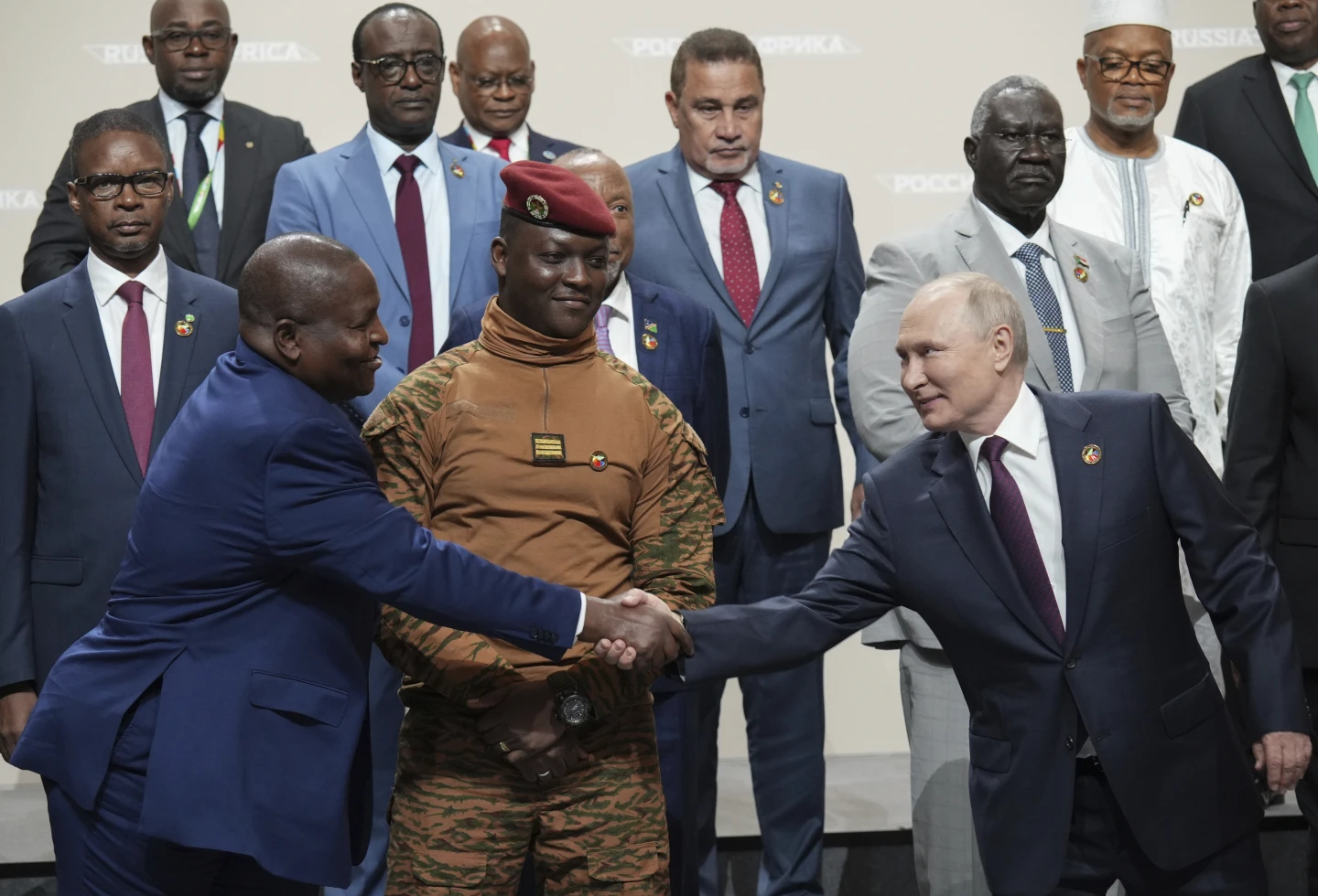 Putini i josh liderët afrikanë në një samit në Rusi me premtime për zgjerimin e tregtisë dhe lidhjeve