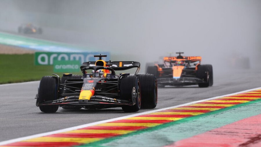 Verstappen fiton garën Sprint, penalizohet Hamilton