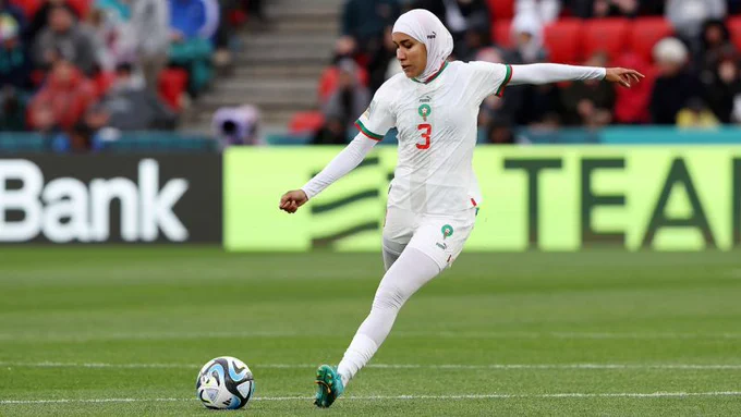 Ndodh për herë të parë në Botëror, futbollistja e Marokut zbret në fushë me hixhab