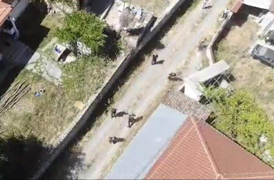 VIDEO/ Vrau veten me plumb në mjekër, dalin pamjet me dron të operacionit në Maliq