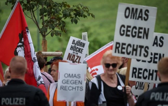 Gjyshet gjermane ngrihen në protestë kundër neonazistëve: marshim në Magdeburg