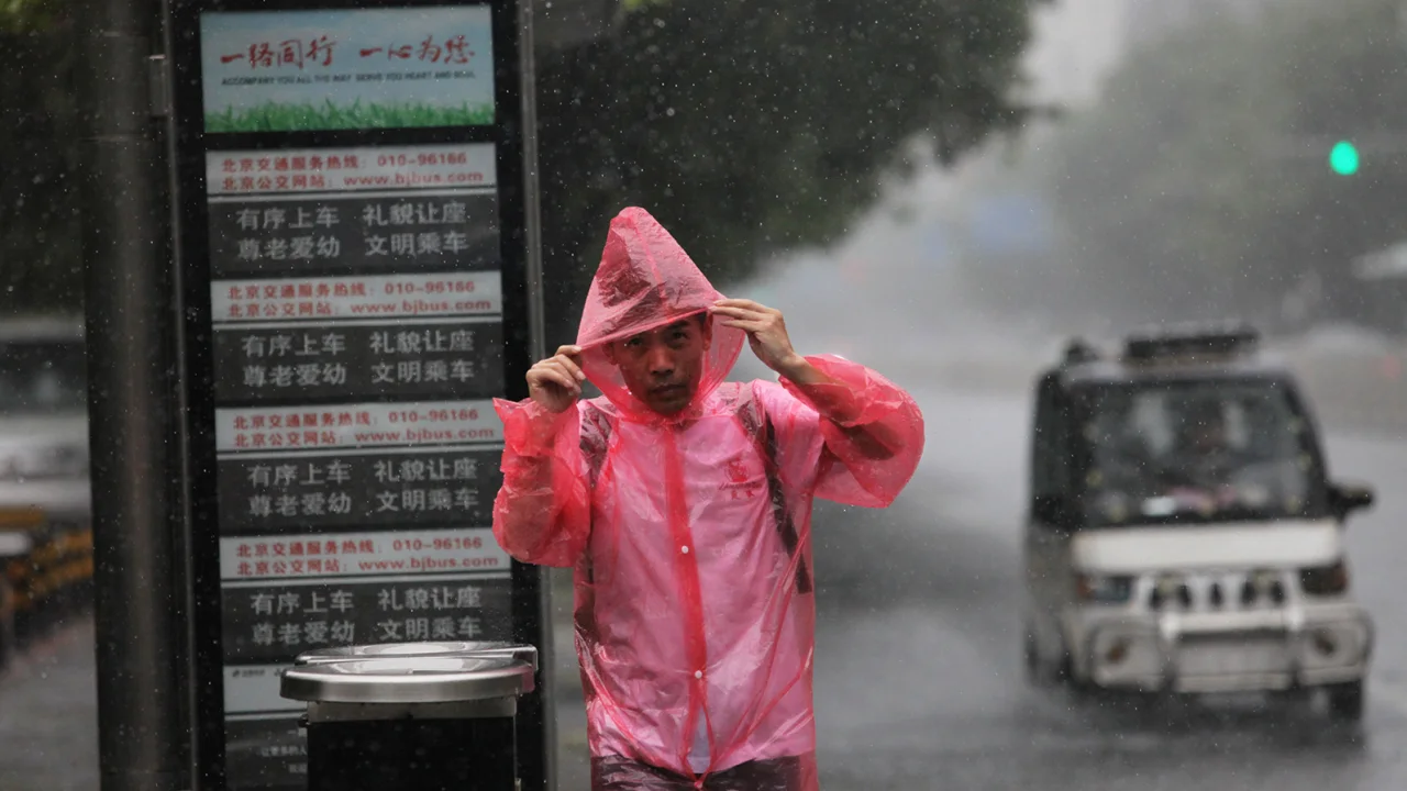 Mijëra ikin nga shtëpitë pasi tajfuni Doksuri po mbyt Pekinin 