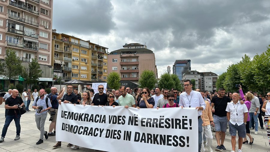Nis protesta e gazetarëve kundër mbylljes së Klan Kosovës