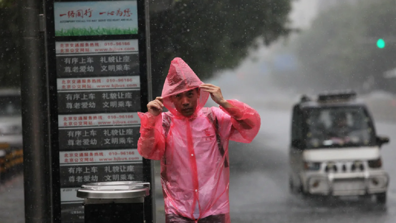 Tajfuni vdekjeprurës përmbyt Pekinin! Mijëra njerëz largohen nga shtëpitë teksa një stuhi e dytë i afrohet Kinës