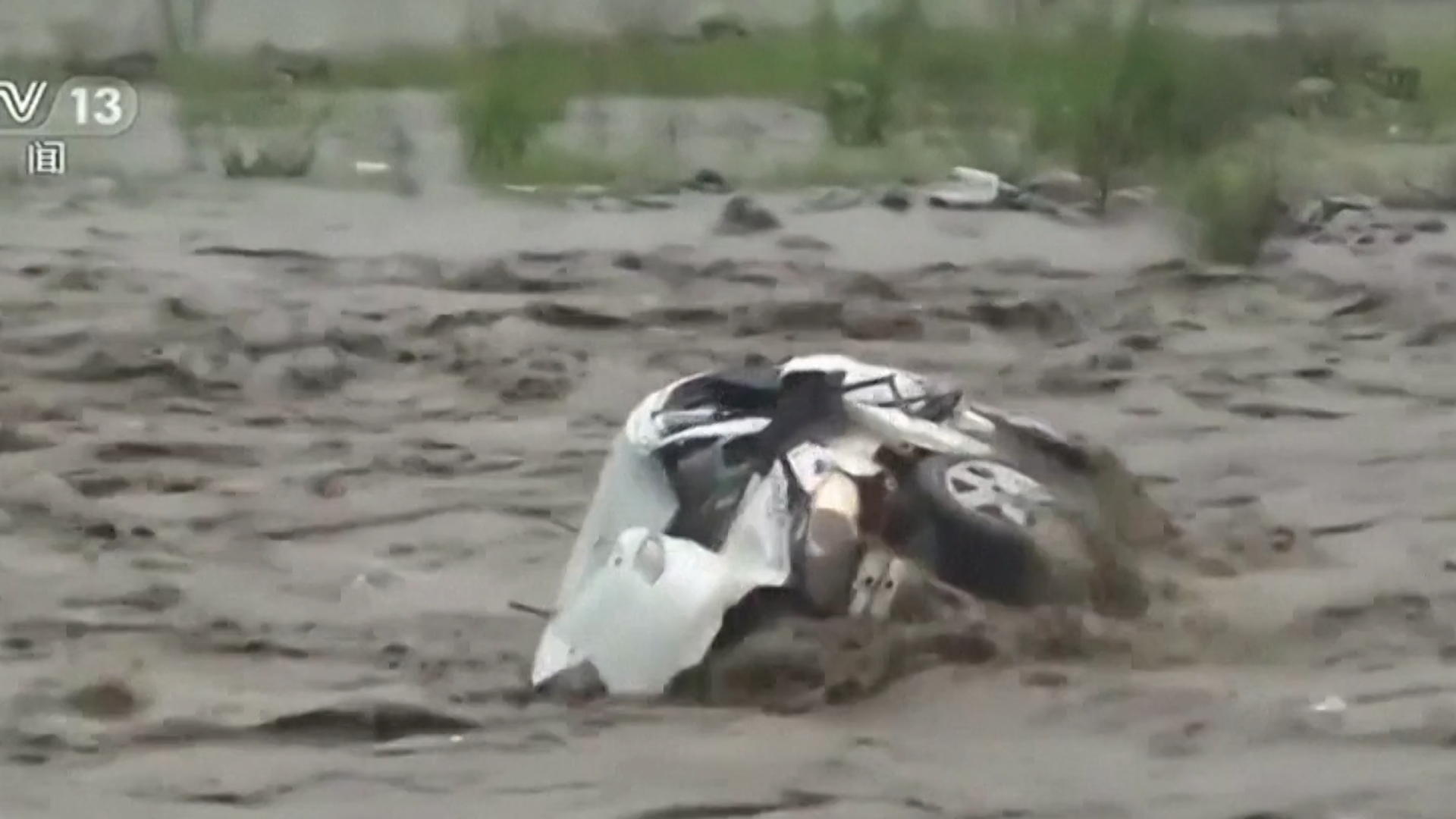 VIDEO/ Makinën e merr lumi, zjarrfikësit heronj shpëtojnë shoferin