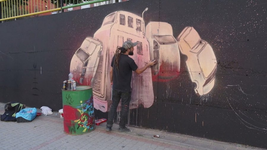 Rigjallërimi i Prishtinës/ Muret gri prej betoni mbulohen nga arti i rrugës