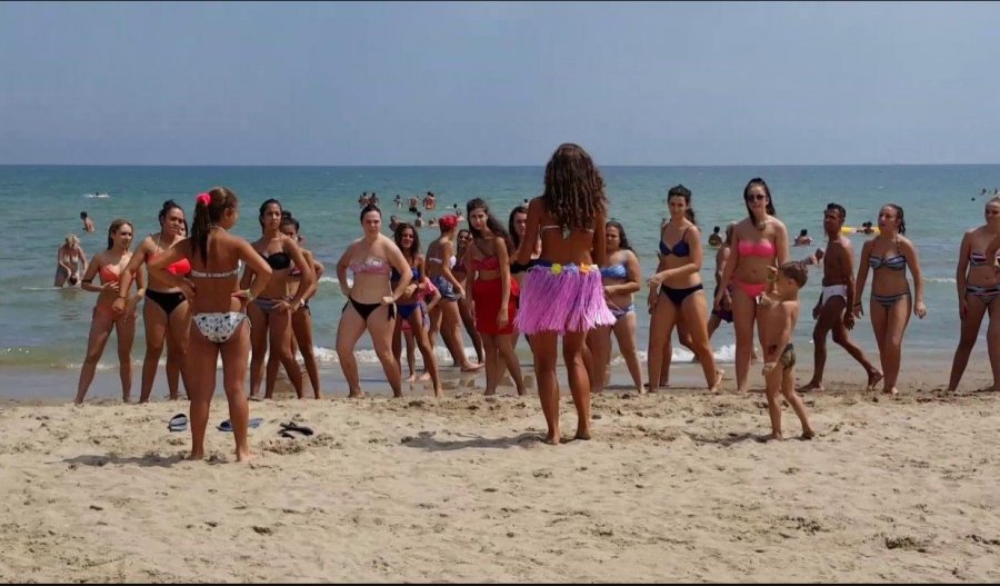 Kërcimi zbathur me bikini ndan Riminin
