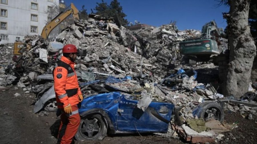 Mjekët turq paralajmërojnë për probleme shëndetësore pas tërmeteve: Gratë dhe fëmijët më në rrezik