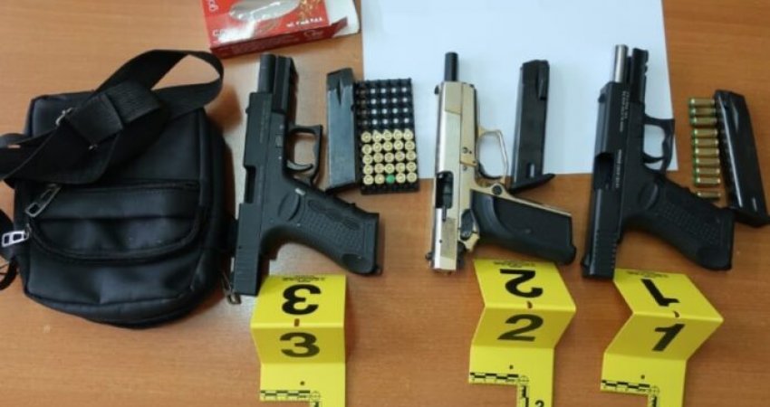 Sekuestrohen 3 armë zjarri dhe municion në Podujevë, arrestohen 2 persona
