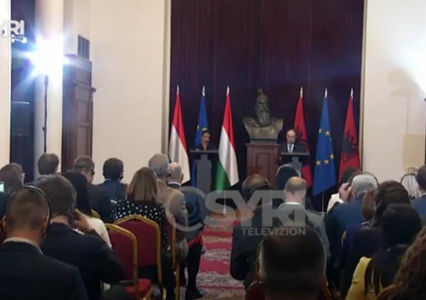 SYRI TV/ Presidenti Begaj pret në takim homologen hungareze, në fokus situata në veri të Kosovës
