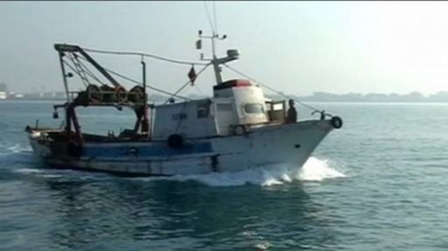 Dyshohet se transportohej nga Libia drejt vendit tonë, kapen 3 peshkarexha me naftë kontrabandë në Durrës
