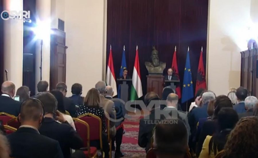 SYRI TV/ Presidenti Begaj pret në takim homologen hungareze, në fokus situata në veri të Kosovës