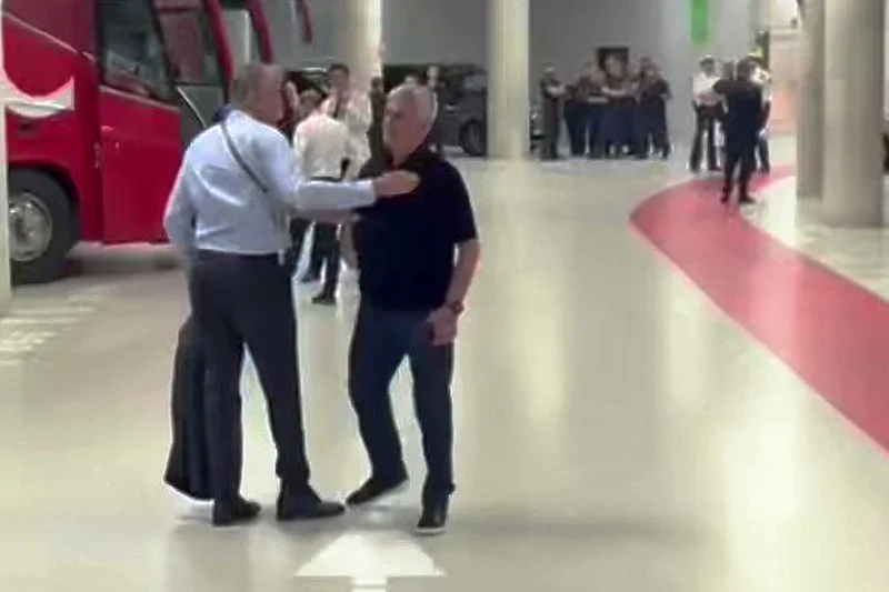 Mourinho i zhgënjyer, 'sulmon' arbitrin në parkingun e stadiumit: Ishit për turp