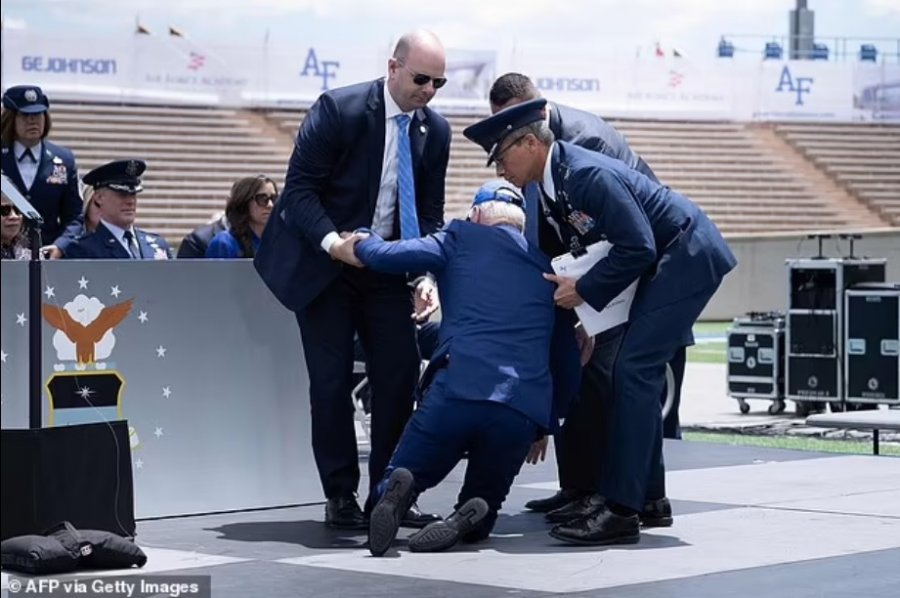 VIDEO/ Presidenti Biden rrëzohet keq, pasi dekoroi kadetët e Forcave Ajrore