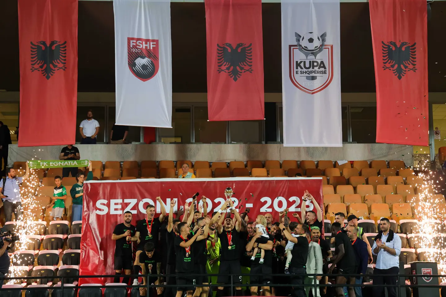 VIDEO/ Egnatua fituese e Kupës së Shqipërisë, shikoni momentin emocionues kur Xhekson ngre lart trofeun