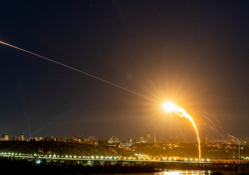 Mbrojtja ajrore e Ukrainës rrëzon 30 raketa dhe drone mbi Kiev
