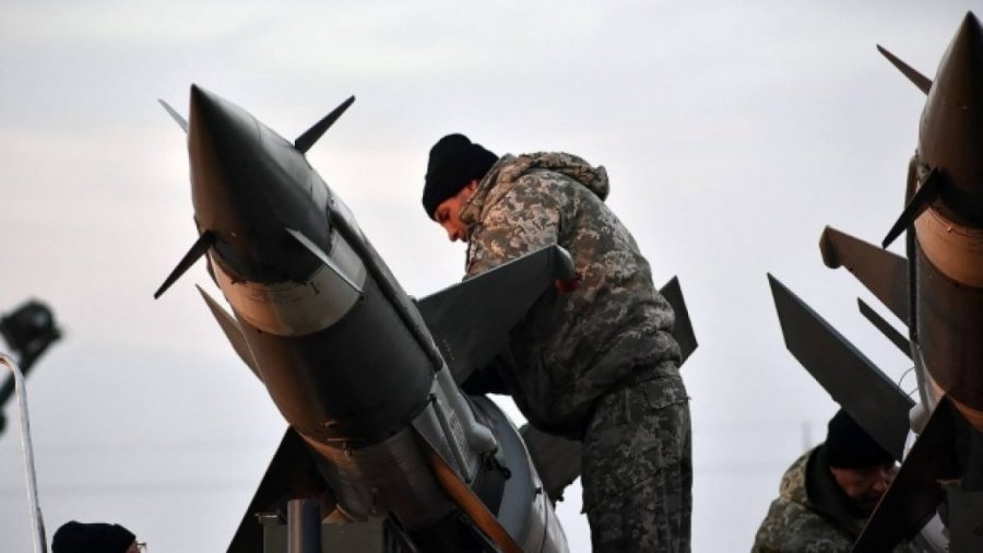 Ukraina rrëzoi më shumë se 30 raketa dhe drone brenda natës, pamjet nga fronti i Bakhmut