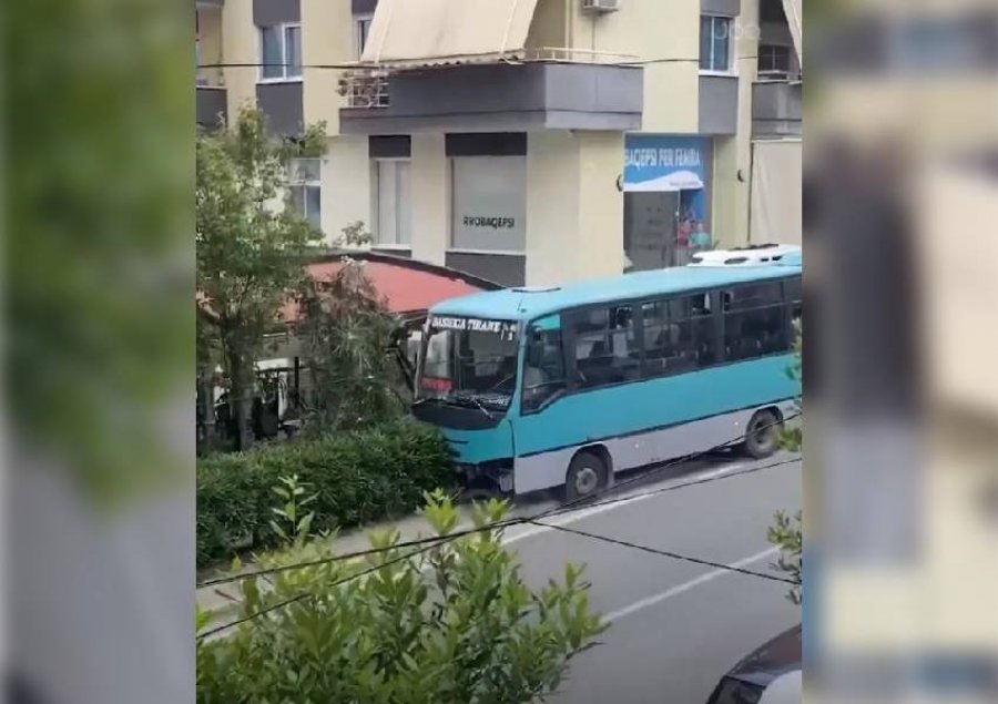 VIDEO/ Autobusi urban në Tiranë përfundon në lokal