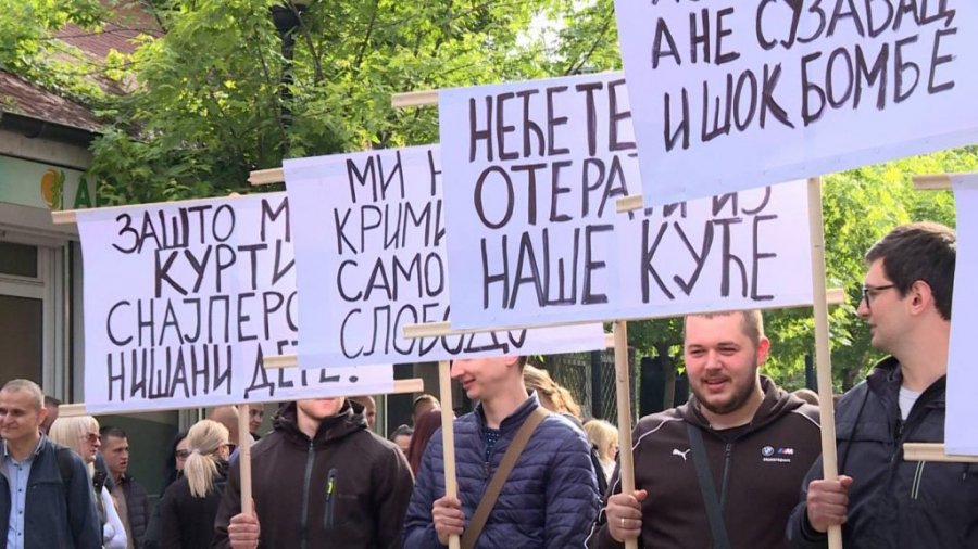 Protestuesit në veri, me pankarta propaganduese: Nuk na dëboni dot nga shtëpitë tona
