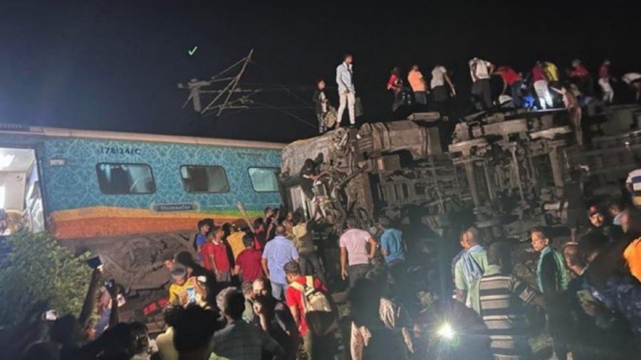 Përplasen dy trena në Indi, raportohet për shumë viktima