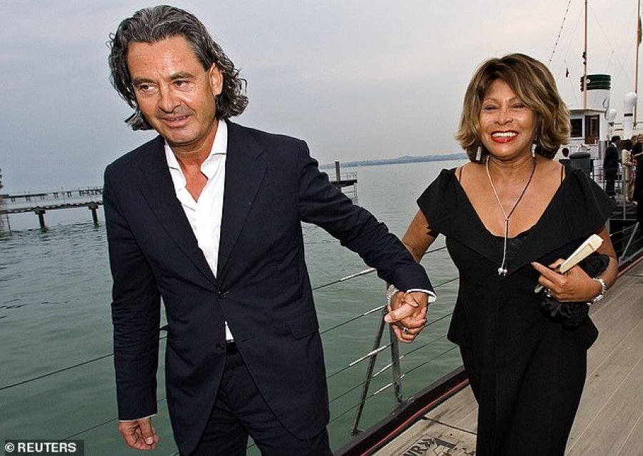 Bashkëshorti i Tina Turner shfaqet për herë të parë publikisht pas vdekjes së saj