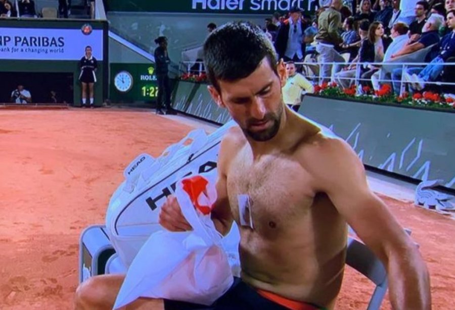Një pajisje e çuditshme në gjoks, zbulohet 'sekreti i madh' i Djokovic