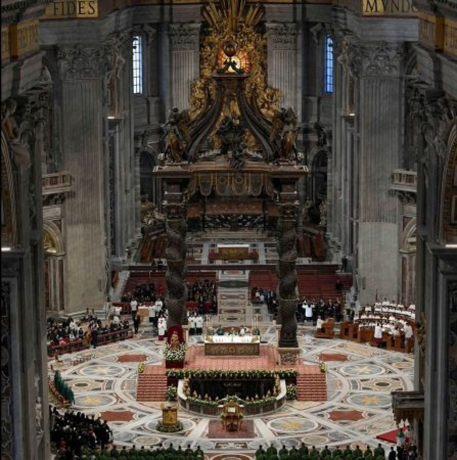 'Protestë kundër luftës', një burrë i zhveshur hidhet mbi altarin e Vatikanit