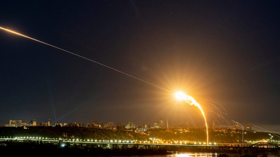 Mbrojtja ajrore e Ukrainës rrëzon 30 raketa dhe drone mbi Kiev